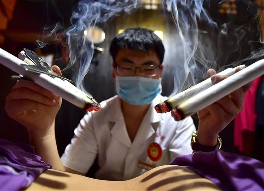在浙江，一名中医执业者在给病人治疗.jpg