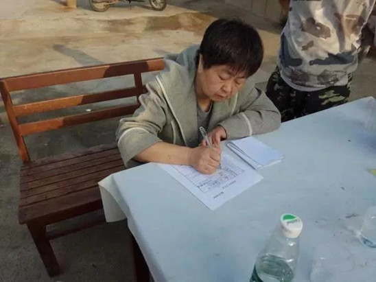 吴思的母亲签署捐献协议书.jpg