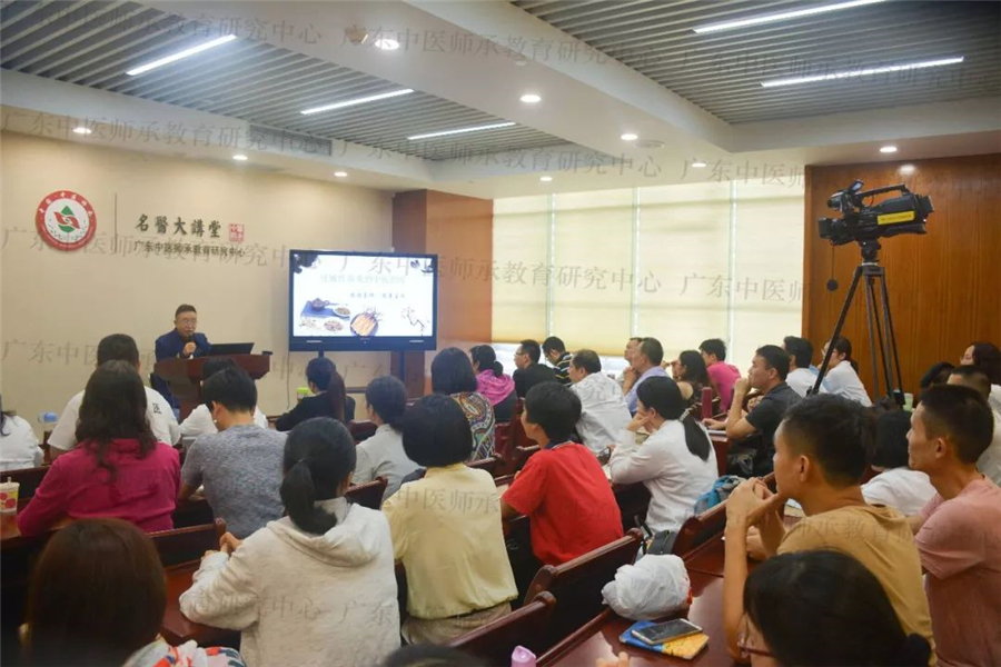 周勇主任讲堂现场.jpg