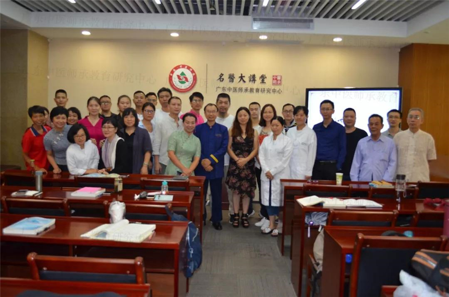 吴庆光主任与学员们合影.jpg