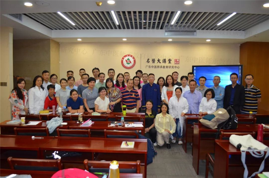 周勇主任与学员们合影.jpg
