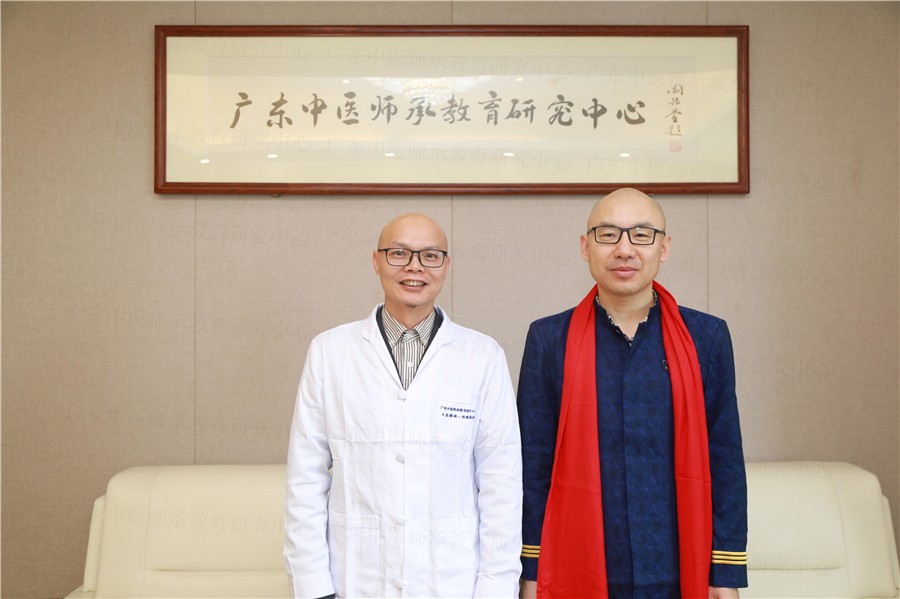 师承学员覃军与导师胡世云合影.jpg