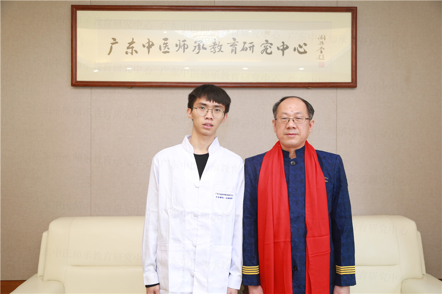 师承学员吴凯与导师温乃元合影.jpg