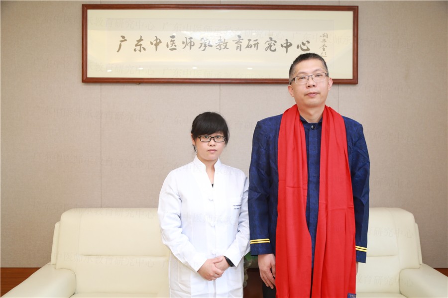 师承学员黄淑英与梅州市第二中医医院谢勇庆主任.jpg