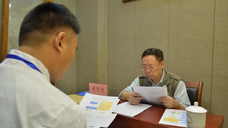 师承中心 出师考核 吴伟康教授主考中医临床与中医经典答辩.jpg
