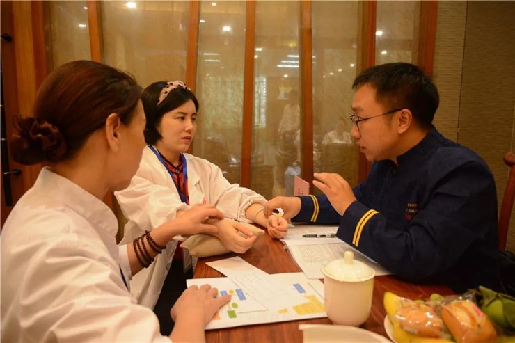 师承中心 出师考核 孙立教授主考中医四诊基本操作及答辩.jpg