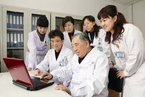 张琪在研究室与他的研究生和学术继承人研究科研方案.jpg